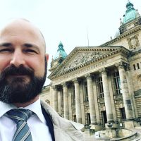 Rechtsanwalt Lars Rieck steht vor dem Bundesverwaltungsgericht in Leipzig