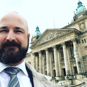 Rechtsanwalt Lars Rieck steht vor dem Bundesverwaltungsgericht in Leipzig