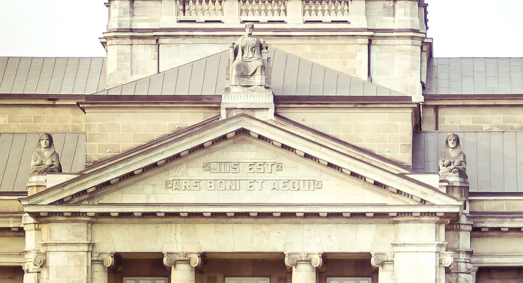 Die Überschrift "ius es ars boni et aequi" über dem Portal des Oberlandesgericht Hamburg.
